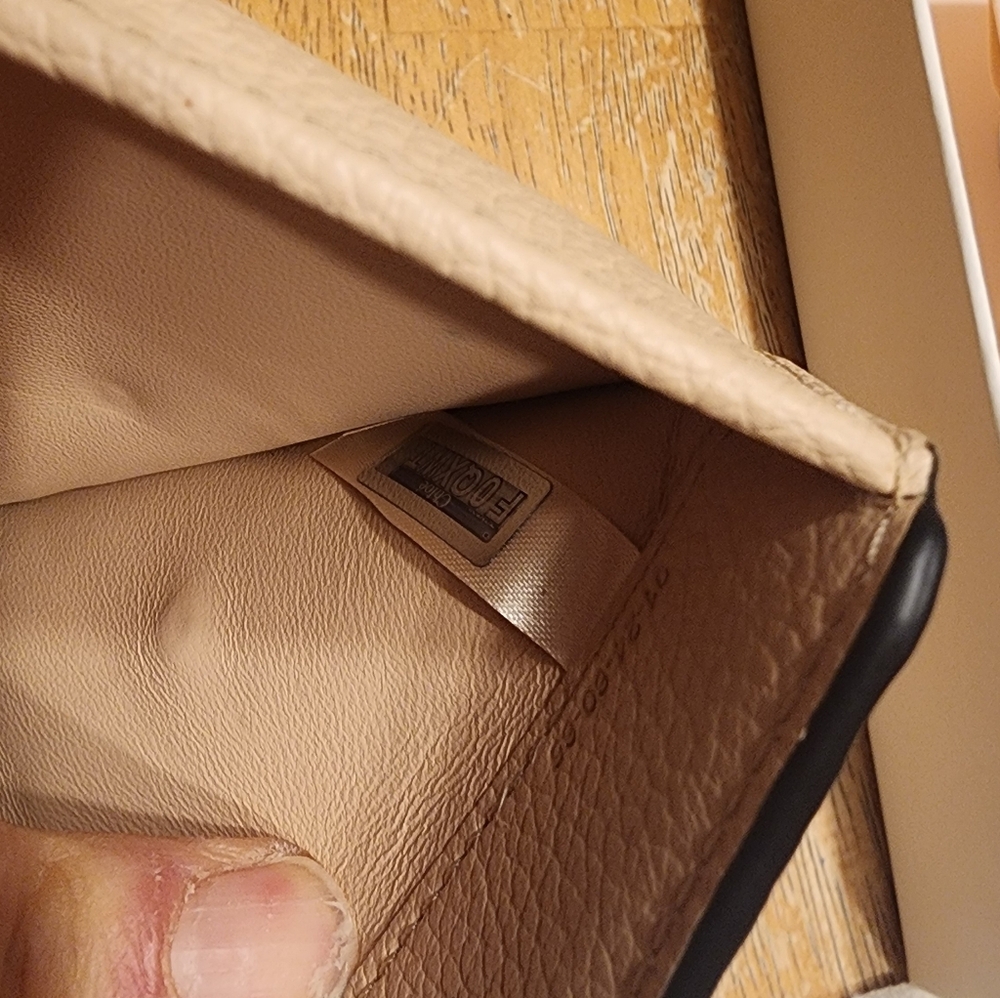 Chloé Alphabet Small Tri-Fold Wallet crafted from grained calfskin New Unused - Picture 14 of 16